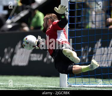 Seattle, WA, Stati Uniti. 09th luglio 2022. Stefan Frei, portiere dei Seattle Sounders, prevede una sosta durante i riscaldamenti prima della partita di calcio MLS tra il Portland Timbers e il Seattle Sounders FC al Lumen Field di Seattle, Washington. Steve Faber/CSM/Alamy Live News Foto Stock