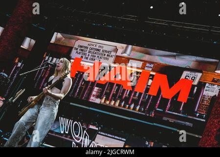 Madrid, Spagna. 08th luglio 2022. Este Haim della band Haim suona sul palco al MadCool Festival di Madrid. (Foto di Valeria Magri/SOPA Images/Sipa USA) Credit: Sipa USA/Alamy Live News Foto Stock