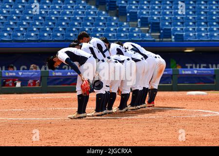 Hoover, ALABAMA, Stati Uniti. 9th luglio 2022. 9 luglio 2022, Hoover, Alabama, USA: Gli atleti Elite si riuniscono da tutto il mondo per competere nei Giochi del mondo, (un evento internazionale multi-sport di 11 giorni organizzato con il supporto del Comitato Olimpico Internazionale). I giocatori cinesi di Taipei si inchinano al pubblico dopo aver sconfitto la squadra canadese di softball all'Hoover incontrato a Hoover, Alabama. (Credit Image: © Jeremy Raines/ZUMA Press Wire) Foto Stock