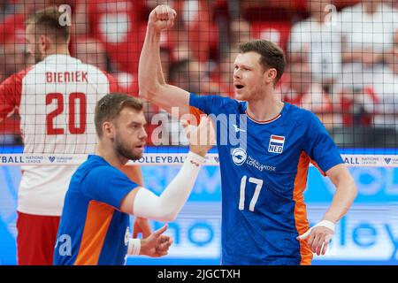 Bennie Junior Tuinstra (L) e Michael Parkinson (R) dei Paesi Bassi durante la partita maschile FIVB Volleyball Nations League 2022 tra Polonia e Paesi Bassi a Gdansk, Polonia, 09 luglio 2022. Foto Stock