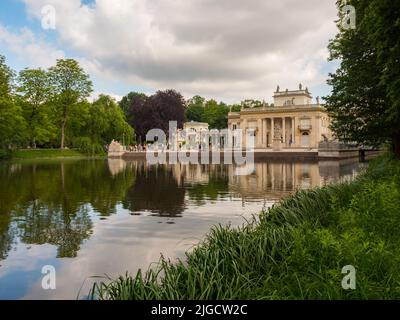Varsavia, Polonia - 01 giugno 2019: La façade settentrionale del Palazzo sull'Isola nel Parco delle Terme reali in primavera, Parco delle Terme, Parco Lazienki. Foto Stock