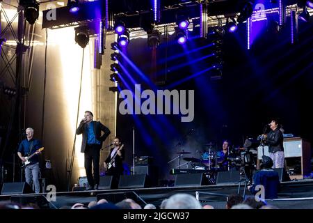 Edimburgo, Regno Unito. 09th luglio 2022. Il Deacon Blue suona al Castello di Edimburgo sabato 9th luglio 2022 Ricky Ross - voce principale, pianoforte James prime - tastiere, pianoforte Lorraine McIntosh - voce principale e di supporto, percussioni Dougie Vipond - batteria, percussioni Gregor Philp - chitarra Lewis Gordon - basso Picture Credit: Alan Rennie/Alamy Live News Foto Stock