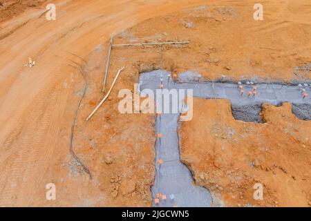 Costruzione del telaio di rinforzo di fondazione del nastro su struttura di cemento armato di casa Foto Stock