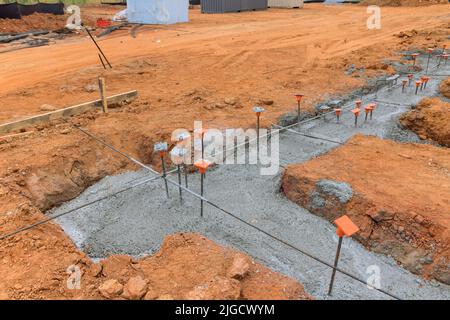 Costruzione di fondamenta in cemento armato su una fondazione a strisce Foto Stock