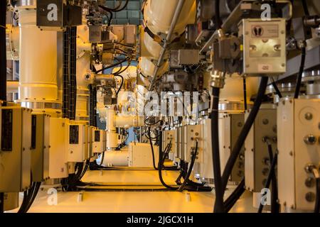 Gruppi di comando isolati a gas complessi all'interno della centrale nucleare Foto Stock