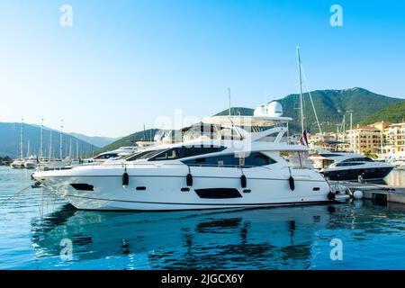 Tivat, Montenegro - 18 giugno 2022: Paesaggio del porto turistico di Porto Montenegro con le residenze sul mare e la bella passeggiata Foto Stock