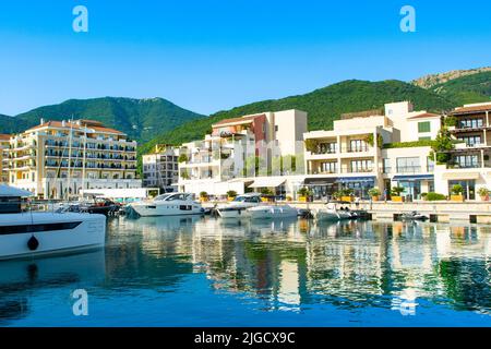 Tivat, Montenegro - 18 giugno 2022: Paesaggio del porto turistico di Porto Montenegro con le residenze sul mare e la bella passeggiata Foto Stock