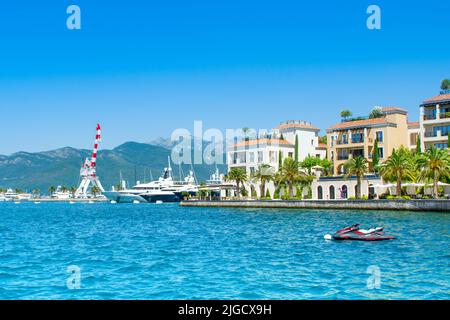 Tivat, Montenegro - 18 giugno 2022: Paesaggio del porto turistico di Porto Montenegro con le residenze sul mare e la bella passeggiata Foto Stock