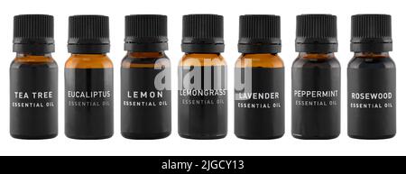 Set di bottiglie di olio essenziale isolate su un bianco. Lavanda, citronella, limone, menta piperita, palissandro, albero del tè e oli di eucalipto. Cosmetica naturale Foto Stock