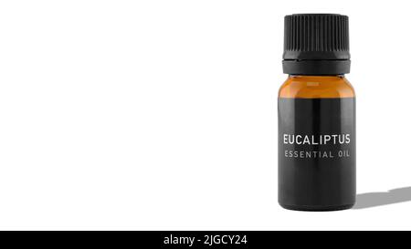 Una bottiglia di olio essenziale eucaliptus con ombra su sfondo bianco. L'idea di cosmetici naturali, oli naturali, aromaterapia, benessere emotivo Foto Stock