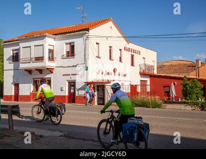 Pellegrini in bicicletta attraverso la Rioja a Navarrete mentre si guida il Camino de Santiago, la via di San Giacomo tra Navarrete e Najera Spagna Foto Stock