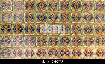 raro verde giallo rosso e blu talavera poblana piastrelle texture backgorund di un tradizionale muro messicano Foto Stock