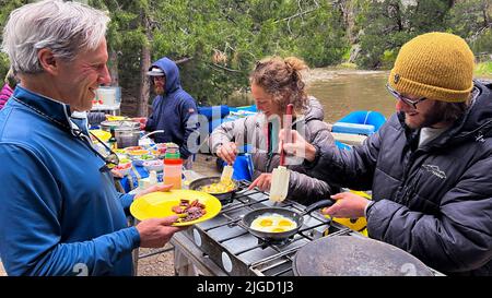 Colazione sul fiume Bruneau in Idaho con le avventure lontano & via. Foto Stock