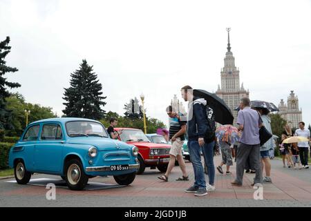 Mosca, Russia. 9th luglio 2022. La gente guarda le auto d'epoca durante il festival della città 'retro route' a Mosca, Russia, il 9 luglio 2022. Credit: Alexander Zemlianichenko Jr/Xinhua/Alamy Live News Foto Stock