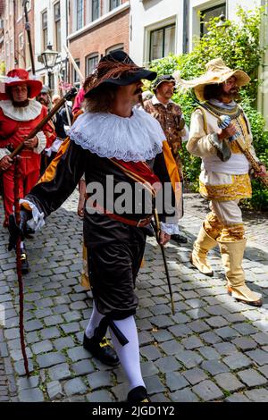 Festa della rievocazione di Rembrandt van Rijn- attori raffiguranti la compagnia del famoso dipinto Night Watch, Leiden, South Holland, Olanda. Foto Stock