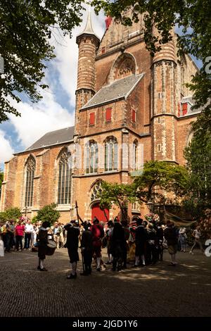 Festa della rievocazione di Rembrandt van Rijn- attori raffiguranti la compagnia del famoso dipinto Night Watch, Leiden, South Holland, Olanda. Foto Stock