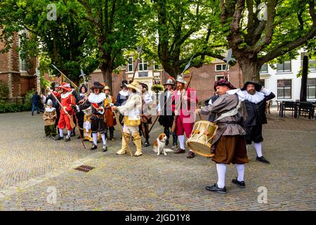 Festa della rievocazione di Rembrandt van Rijn- attori raffiguranti la compagnia del famoso dipinto Night Watch, Leiden, South Holland, Olanda. Foto Stock