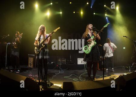 LONDRA, INGHILTERRA: Inalatore di supporto per le gambe umide al Kentish Town Forum con: Hester Chambers, Rhian Teasdale dove: Londra, Regno Unito quando: 06 Ott 2021 Credit: Neil Lupin/WENN Foto Stock