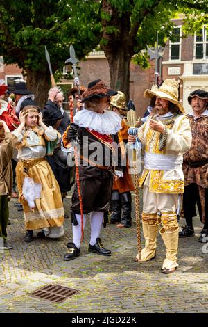 Festa della rievocazione di Rembrandt van Rijn- attori raffiguranti la compagnia del famoso dipinto Night Watch, Leiden, South Holland, Olanda. Foto Stock