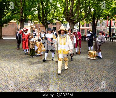 Festa della rievocazione di Rembrandt van Rijn- attori raffiguranti la compagnia del famoso dipinto Night Watch, Leiden, South Holland, Olanda. Foto Stock