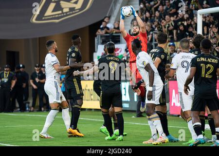 Il portiere della LAFC Maxime Crépeau (16) controlla un calcio d'angolo durante una partita MLS contro LA la Galaxy, venerdì 8 luglio 2022, al Banc of California S. Foto Stock