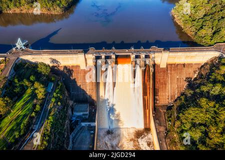 Spillover la diga di Warragamba sul fiume Nepean warragamba nella Grande Sydney Blue Mountains dell'Australia durante le forti inondazioni. Foto Stock