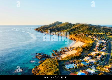 Vista panoramica della costa sulla spiaggia di Burgess e sulle strade del lungomare della città australiana di Forster verso hawke Head cape. Foto Stock