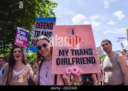 Londra, Inghilterra, Regno Unito. 9th luglio 2022. Manifestanti ad Hyde Park Corner durante la marcia Trans Pride. Migliaia di persone hanno marciato attraverso il centro di Londra a sostegno dei diritti della Trans. (Credit Image: © Vuk Valcic/ZUMA Press Wire) Foto Stock