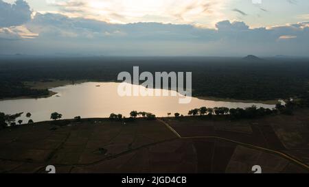 Vista aerea del lago e della foresta pluviale durante il tramonto. Parco nazionale in Sri Lanka. Foto Stock