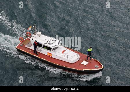 Una barca pilota lungo il tragitto per assistere una nave da crociera in partenza, Santa Cruz, Tenerife, Isole Canarie. Foto Stock