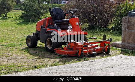 Potente macchina per tosaerba a cavallo nel parco cittadino Foto Stock