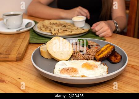 Gallo pinto costa rica colazione tradizionale con caffè nero e tortillas Foto Stock