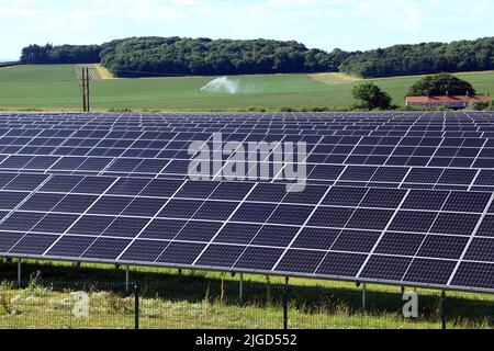 Solar Farm, pannelli, in paesaggio rurale, Thornham, Norfolk Foto Stock