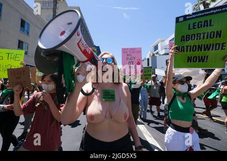 Los Angeles, California, Stati Uniti. 9th luglio 2022. Gli attivisti per i diritti di aborto prendono parte a una marcia lungo Hollywood Boulevard, per chiedere al governo federale di ripristinare i diritti di aborto a livello nazionale. (Credit Image: © Ringo Chiu/ZUMA Press Wire) Foto Stock