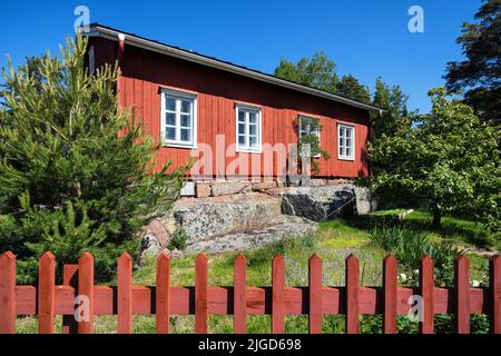 Una vecchia casa in legno nell'isola di Haapasaari, Kotka, Finlandia Foto Stock