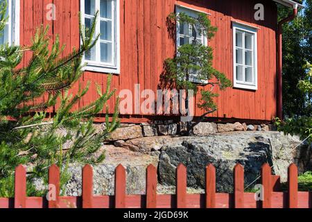 Una vecchia casa in legno nell'isola di Haapasaari, Kotka, Finlandia Foto Stock