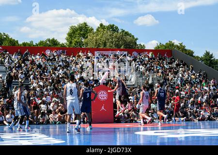 Parigi, Francia. 09th luglio 2022. Concorrenti durante il torneo di pallacanestro Quai 54 (il Campionato Mondiale di Streetball) di Parigi, Francia, il 9 luglio 2022. Credit: Victor Joly/Alamy Live News Foto Stock