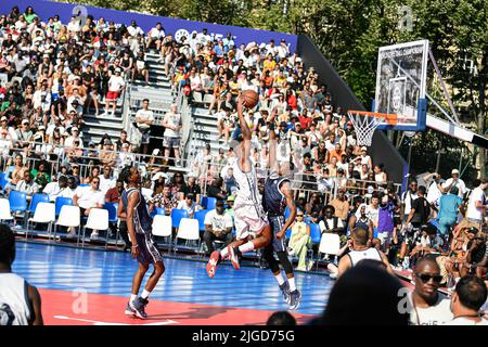 Parigi, Francia. 09th luglio 2022. Concorrenti durante il torneo di pallacanestro Quai 54 (il Campionato Mondiale di Streetball) di Parigi, Francia, il 9 luglio 2022. Credit: Victor Joly/Alamy Live News Foto Stock