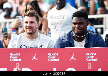 Parigi, Francia. 09th luglio 2022. IL giocatore DI basket STATUNITENSE Zion Williamson (R) dei New Orleans Pelicans e il giocatore di basket sloveno dei Dallas Mavericks Luka Doncic durante il torneo di basket Quai 54 (il Campionato Mondiale di Streetball) di Parigi, Francia, il 9 luglio 2022. Credit: Victor Joly/Alamy Live News Foto Stock