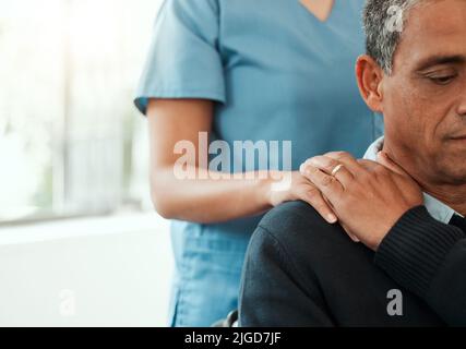 Qui per i giorni cattivi. Un'infermiera che mostra confortare la sua paziente dopo aver ricevuto cattive notizie. Foto Stock