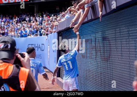 NEW YORK, NY - 9 LUGLIO: Valentin Castellanos festeggia con i tifosi dopo il suo secondo obiettivo per il NYC FC nella seconda metà della loro partita contro le rivoluzioni del New England allo Yankee Stadium il 9 luglio 2022 a New York, NY, Stati Uniti. (Foto di Matt Davies/PxImages) Credit: PX Images/Alamy Live News Foto Stock