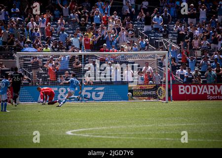 NEW YORK, NY - 9 LUGLIO: Valentin Castellanos segna un calcio di punizione per il NYC FC nella prima metà della loro partita contro le rivoluzioni del New England allo Yankee Stadium il 9 luglio 2022 a New York, NY, Stati Uniti. (Foto di Matt Davies/PxImages) Credit: PX Images/Alamy Live News Foto Stock