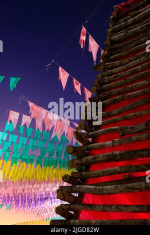 falò decorativo e bandiere colorate di festa junina in brasile Foto Stock