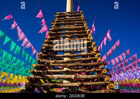 falò decorativo e bandiere colorate di festa junina in brasile Foto Stock