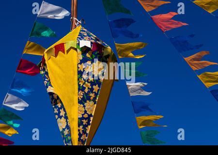 bandiere colorate e palloncini decorativi di festa junina in brasile Foto Stock