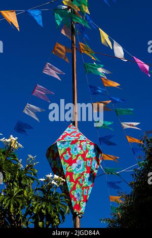 bandiere colorate e palloncini decorativi di festa junina in brasile Foto Stock