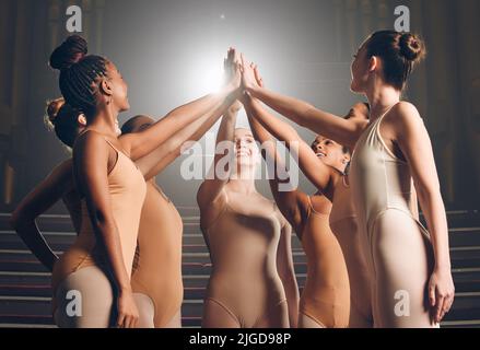 La danza è il vostro polso, il vostro battito cardiaco, il vostro respiro. Un gruppo di ballerini ballerini che si danno a vicenda alti fives. Foto Stock
