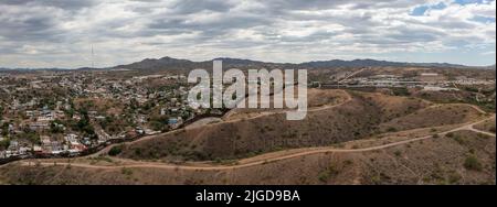 Vista aerea della recinzione di confine del Messico degli Stati Uniti a Nogales, Arizona. Foto Stock