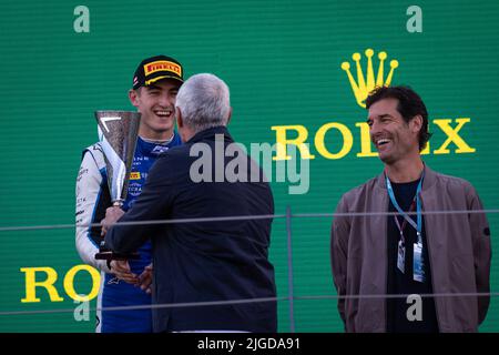 DOOHAN Jack (aus), UNI-Virtuosi Racing, Dallara F2, ritratto, podio con il padre Mick e WEBBER Mark durante il round 8th del Campionato FIA Formula 2 2022, sul Red Bull Ring, dal 8 al 10 luglio 2022 a Spielberg, Austria - Foto: Sebastiaan Rozendaal/DPPI/LiveMedia Foto Stock