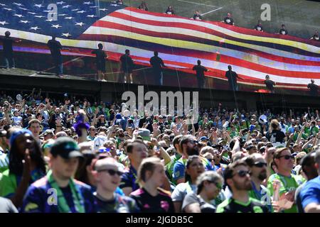 Seattle, WA, Stati Uniti. 09th luglio 2022. Alcuni dei 47.722 tifosi durante la partita di calcio MLS tra il Portland Timbers e il Seattle Sounders FC al Lumen Field di Seattle, Washington. Steve Faber/CSM/Alamy Live News Foto Stock